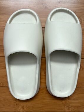 Unbranded Unisex Cloud Slides Beige Tan Size 40/41 US Women 9/10 Men 7/8